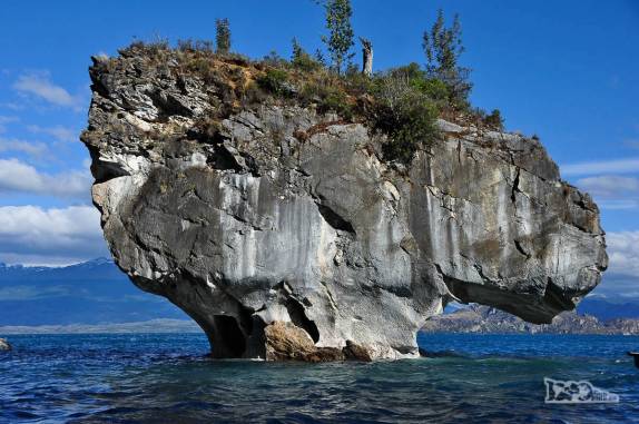 A formação rochosa conhecida como Capela de Mármore, no lago General Carrera, região de Puerto Rio Tranquilo, na Carretera Austral, sul do Chile